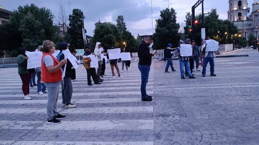 Se manifiestan integrantes de UPREZ Ecatepec en Toluca